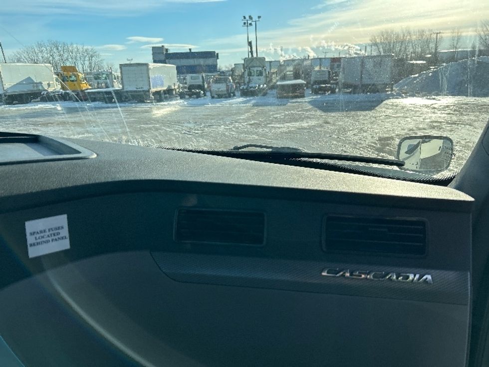 Day Cab Tractor-Heavy Duty Tractors-Freightliner-2020-T11664ST-Ste-Foy-PQ-353,356\n\t\tkm-$ 70,000 - Image 13