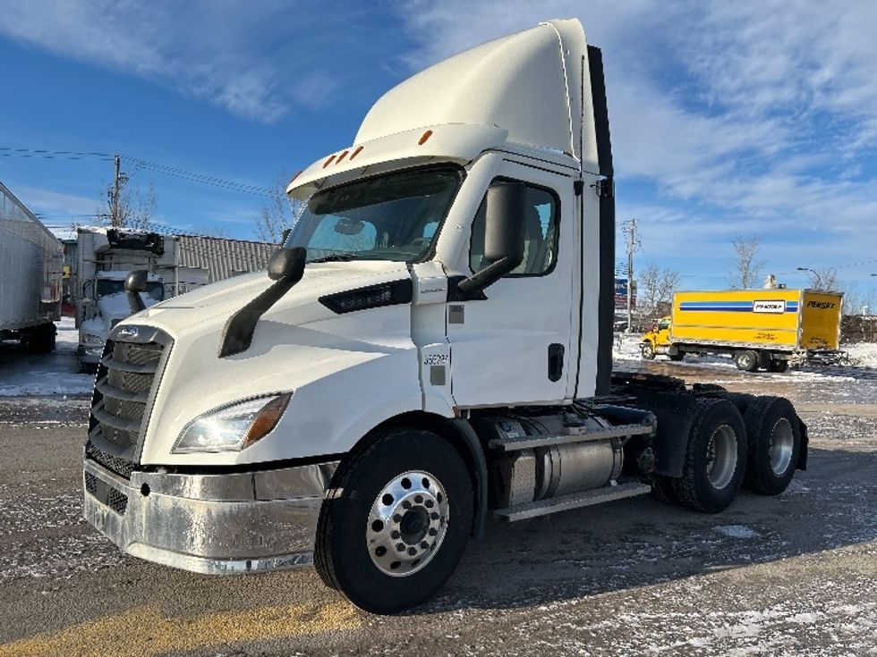 Day Cab Tractor-Heavy Duty Tractors-Freightliner-2020-T11664ST-Ste-Foy-PQ-353,356\n\t\tkm-$ 70,000 - Image 3