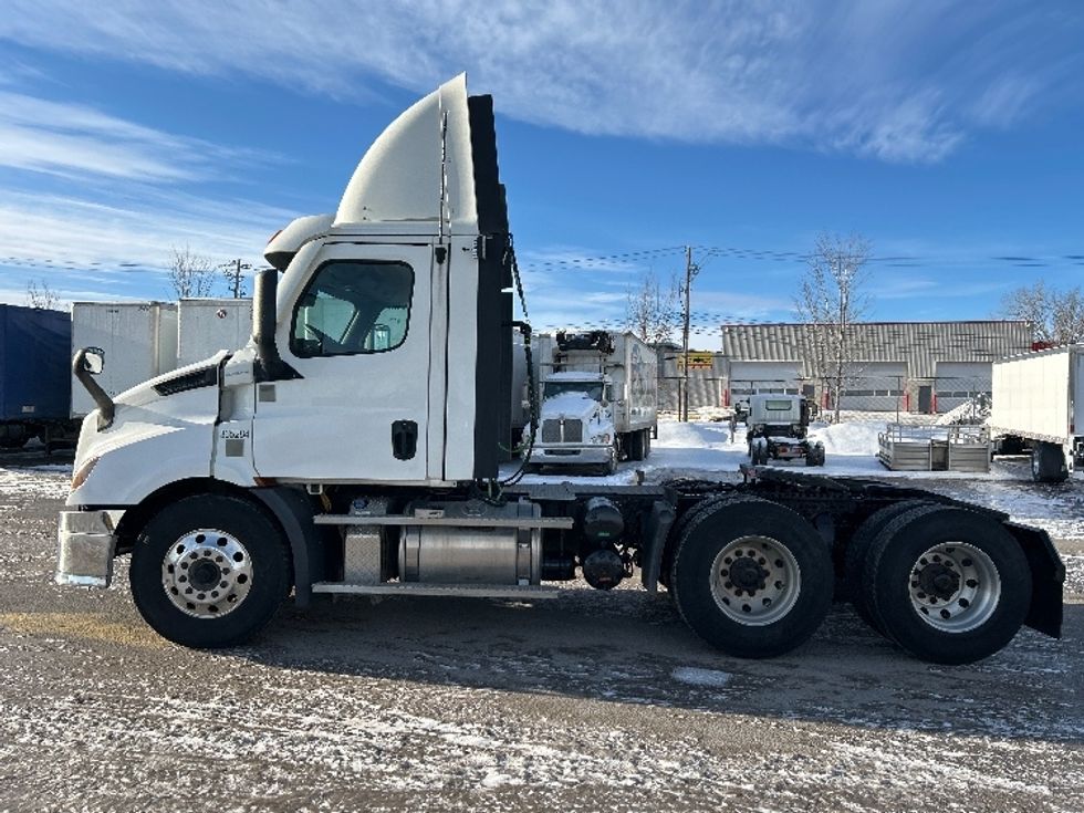 Day Cab Tractor-Heavy Duty Tractors-Freightliner-2020-T11664ST-Ste-Foy-PQ-353,356\n\t\tkm-$ 70,000 - Image 4