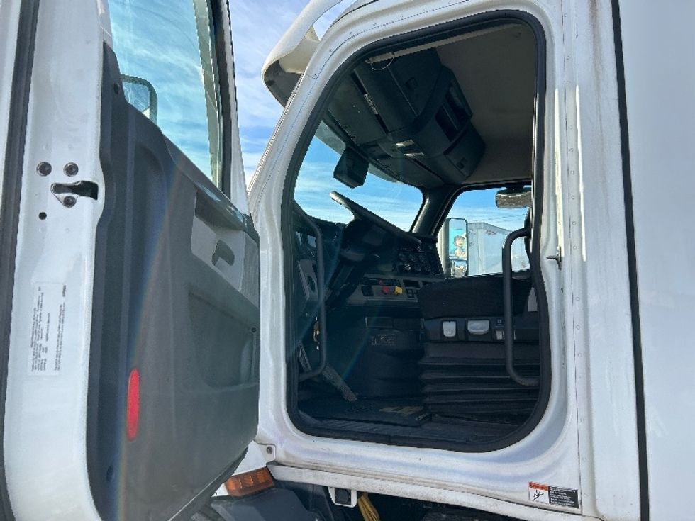 Day Cab Tractor-Heavy Duty Tractors-Freightliner-2020-T11664ST-Ste-Foy-PQ-353,356\n\t\tkm-$ 70,000 - Image 9