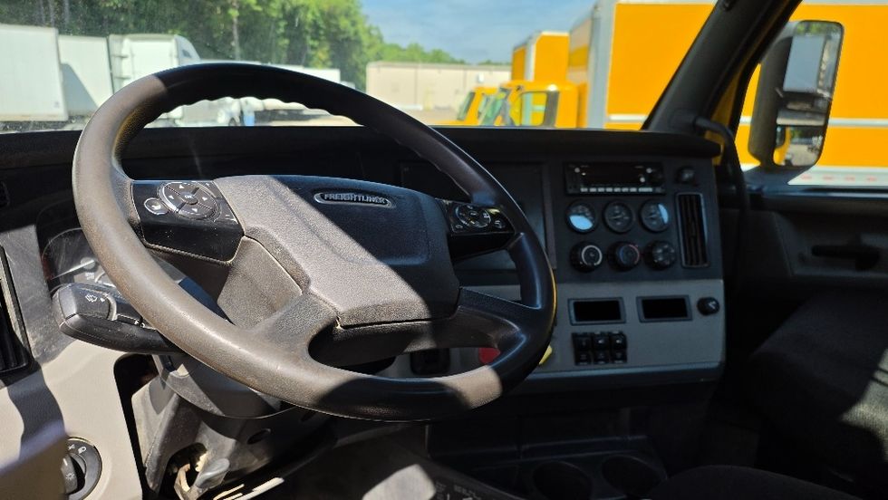 Day Cab Tractor-Heavy Duty Tractors-Freightliner-2020-T11664ST-Suwanee-GA-251,076\n\t\tmiles-$ 55,750 - Image 10