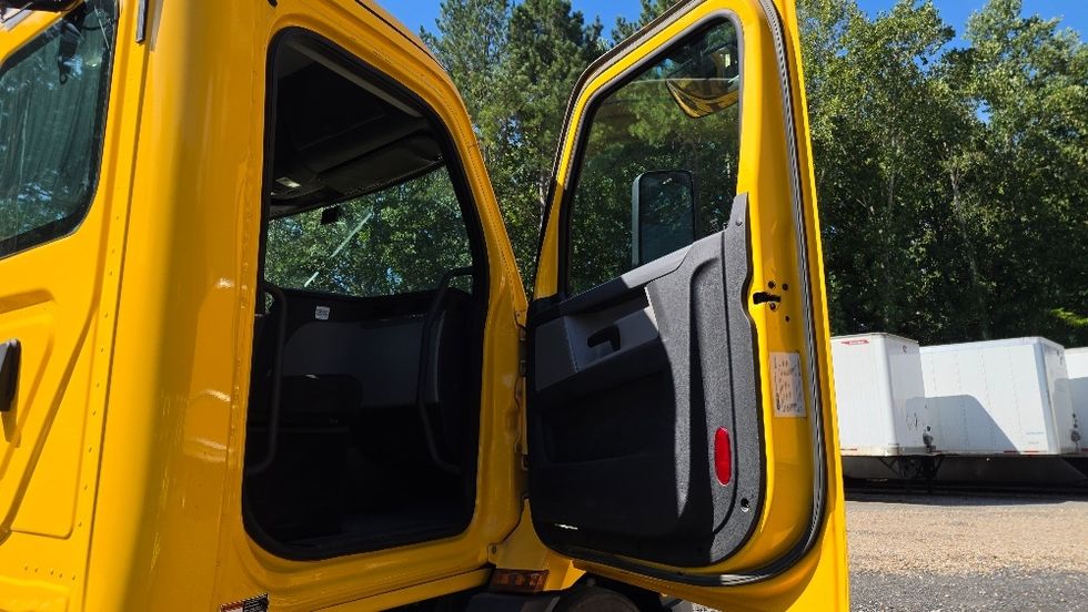 Day Cab Tractor-Heavy Duty Tractors-Freightliner-2020-T11664ST-Suwanee-GA-251,076\n\t\tmiles-$ 55,750 - Image 12