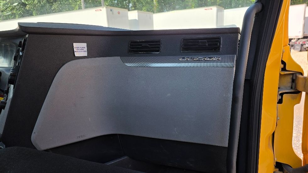 Day Cab Tractor-Heavy Duty Tractors-Freightliner-2020-T11664ST-Suwanee-GA-251,076\n\t\tmiles-$ 55,750 - Image 13