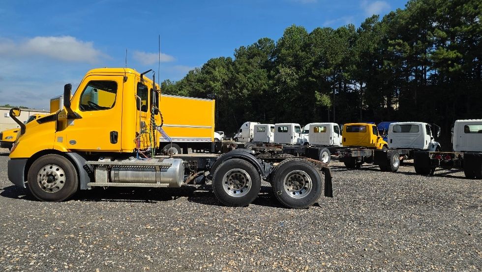 Day Cab Tractor-Heavy Duty Tractors-Freightliner-2020-T11664ST-Suwanee-GA-251,076\n\t\tmiles-$ 55,750 - Image 4