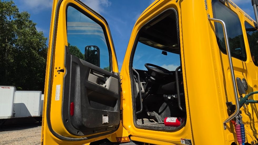 Day Cab Tractor-Heavy Duty Tractors-Freightliner-2020-T11664ST-Suwanee-GA-251,076\n\t\tmiles-$ 55,750 - Image 9