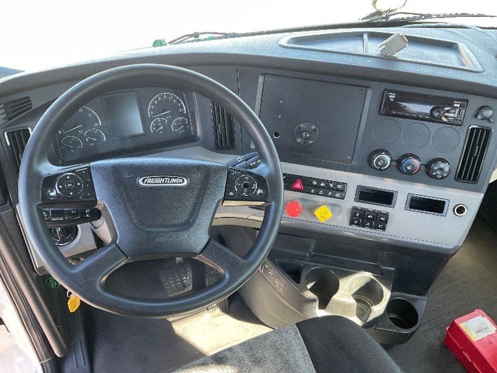 Day Cab Tractor-Heavy Duty Tractors-Freightliner-2020-T11664ST-Tacoma-WA-704,581\n\t\tmiles-$ 26,250 - Image 11