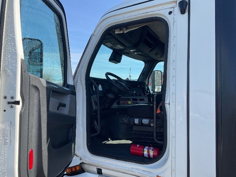 Day Cab Tractor-Heavy Duty Tractors-Freightliner-2020-T11664ST-Tacoma-WA-704,581\n\t\tmiles-$ 26,250 - Image 9