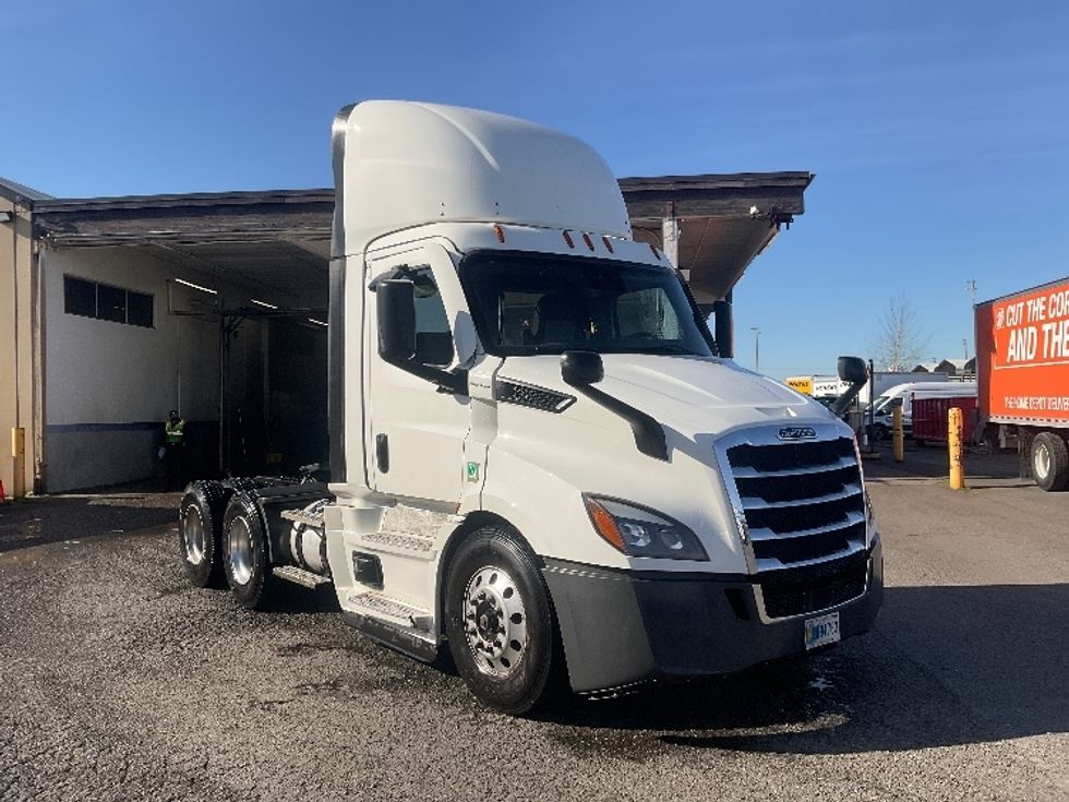 Day Cab Tractor-Heavy Duty Tractors-Freightliner-2020-T11664ST-Tacoma-WA-827,000\n\t\tmiles-$ 24,750 - Image 1
