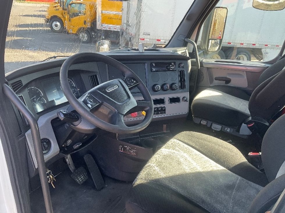 Day Cab Tractor-Heavy Duty Tractors-Freightliner-2020-T11664ST-Tacoma-WA-827,000\n\t\tmiles-$ 24,750 - Image 10