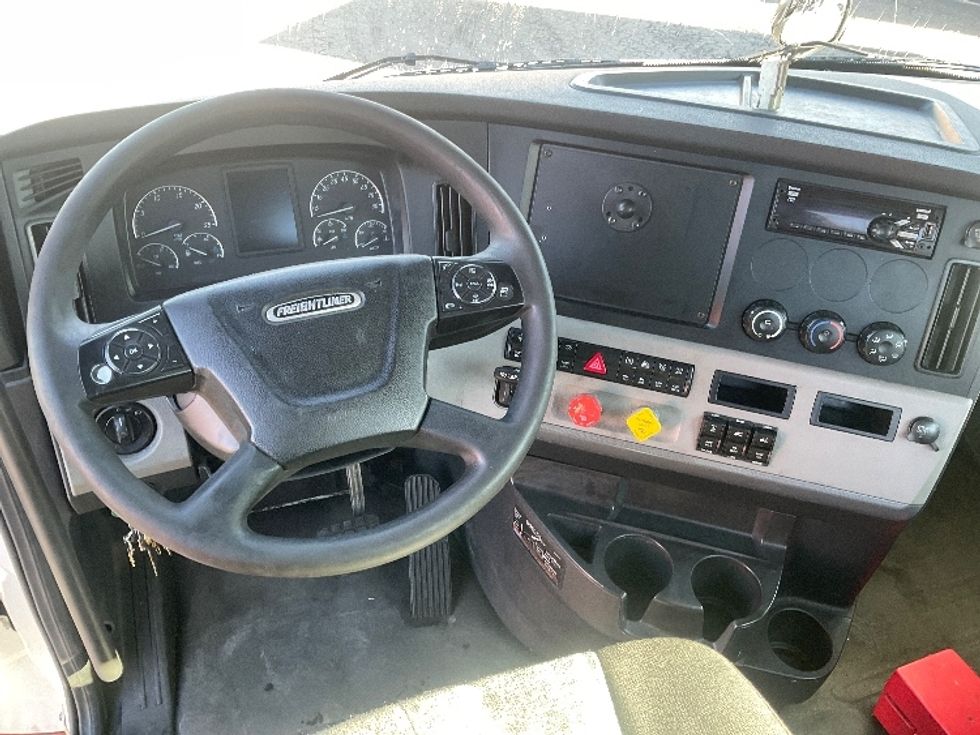 Day Cab Tractor-Heavy Duty Tractors-Freightliner-2020-T11664ST-Tacoma-WA-827,000\n\t\tmiles-$ 24,750 - Image 11