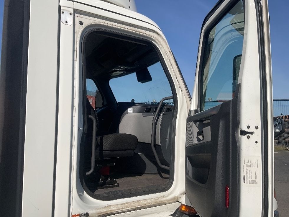Day Cab Tractor-Heavy Duty Tractors-Freightliner-2020-T11664ST-Tacoma-WA-827,000\n\t\tmiles-$ 24,750 - Image 12