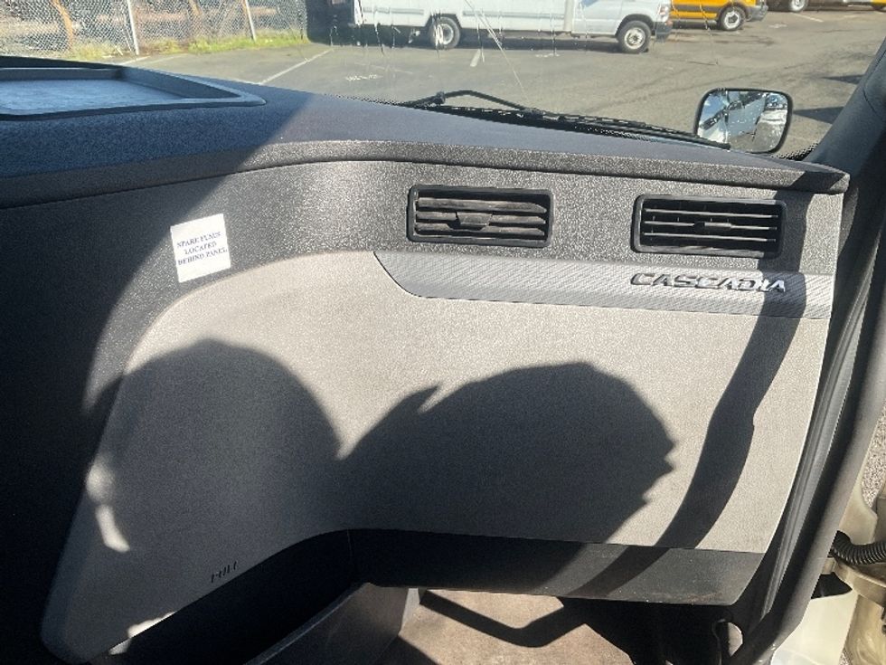 Day Cab Tractor-Heavy Duty Tractors-Freightliner-2020-T11664ST-Tacoma-WA-827,000\n\t\tmiles-$ 24,750 - Image 13
