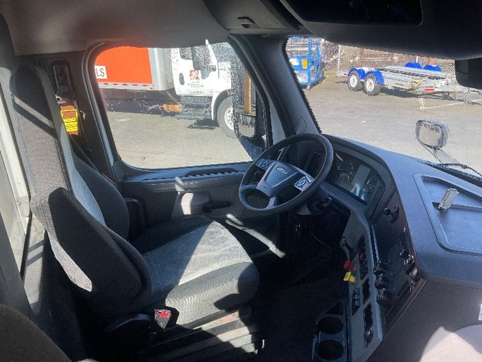 Day Cab Tractor-Heavy Duty Tractors-Freightliner-2020-T11664ST-Tacoma-WA-827,000\n\t\tmiles-$ 24,750 - Image 14