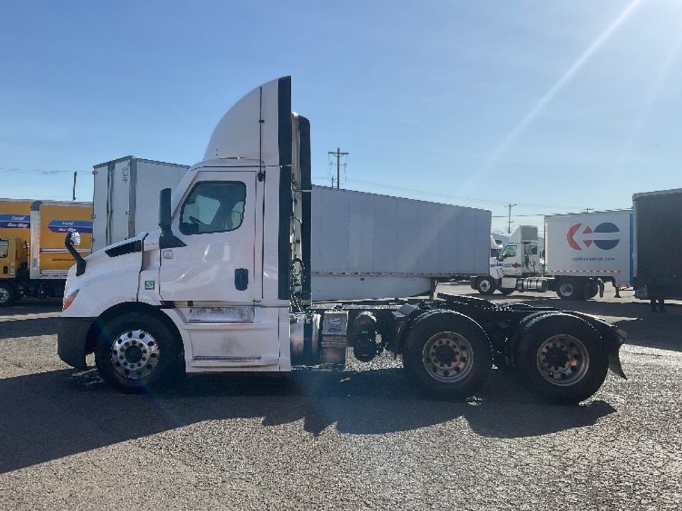 Day Cab Tractor-Heavy Duty Tractors-Freightliner-2020-T11664ST-Tacoma-WA-827,000\n\t\tmiles-$ 24,750 - Image 4