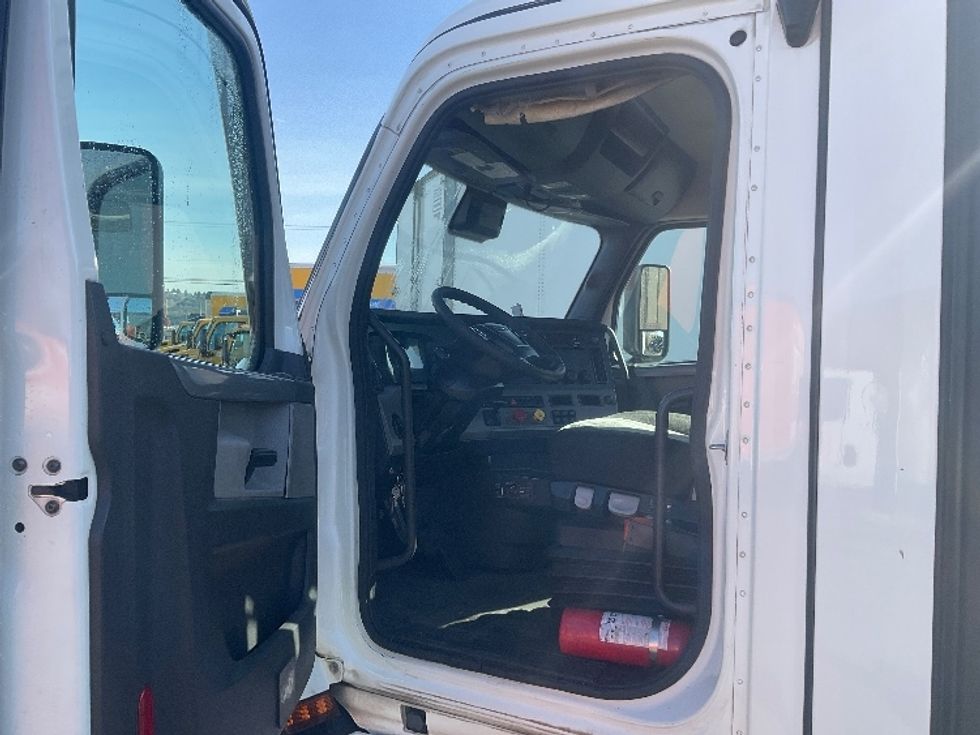 Day Cab Tractor-Heavy Duty Tractors-Freightliner-2020-T11664ST-Tacoma-WA-827,000\n\t\tmiles-$ 24,750 - Image 9
