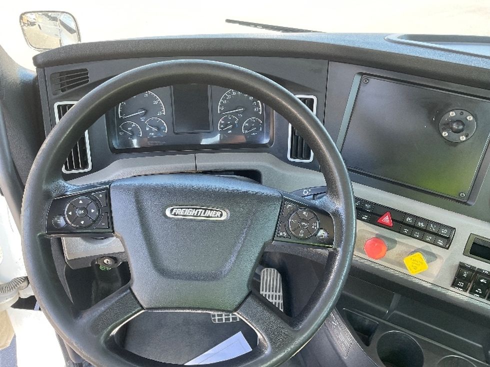 Day Cab Tractor-Heavy Duty Tractors-Freightliner-2020-T11664ST-Tampa-FL-260,822\n\t\tmiles-$ 58,500 - Image 11
