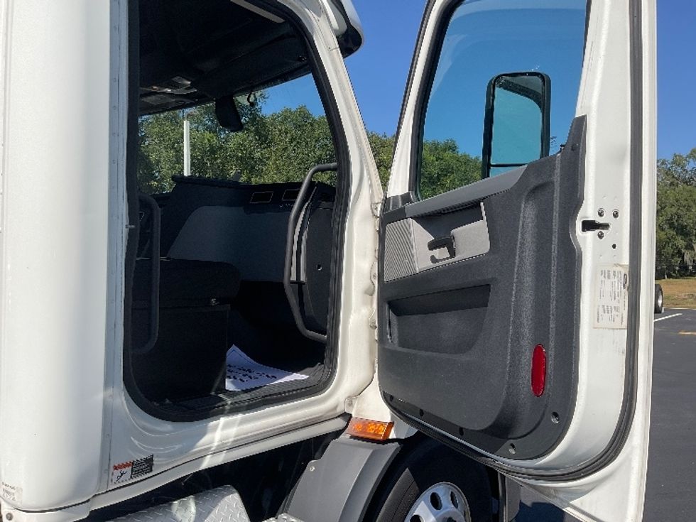 Day Cab Tractor-Heavy Duty Tractors-Freightliner-2020-T11664ST-Tampa-FL-260,822\n\t\tmiles-$ 58,500 - Image 12