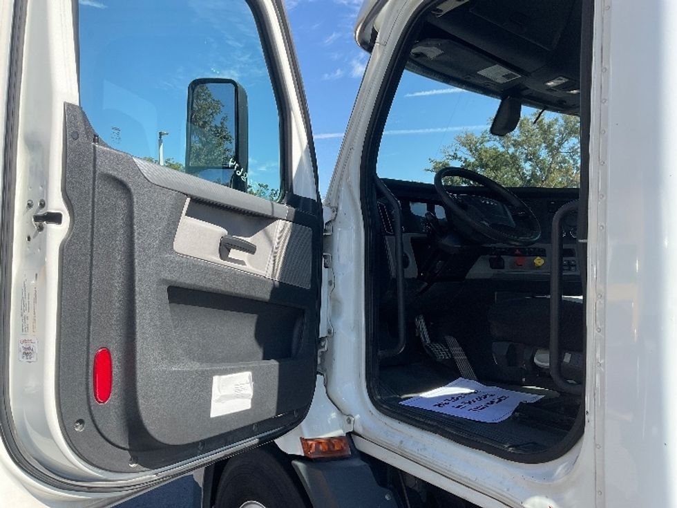 Day Cab Tractor-Heavy Duty Tractors-Freightliner-2020-T11664ST-Tampa-FL-260,822\n\t\tmiles-$ 58,500 - Image 9