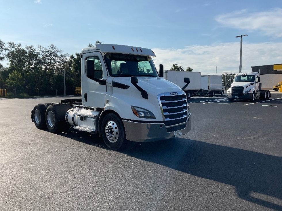 Day Cab Tractor-Heavy Duty Tractors-Freightliner-2020-T11664ST-Tampa-FL-325,424\n\t\tmiles-$ 55,000 - Image 1