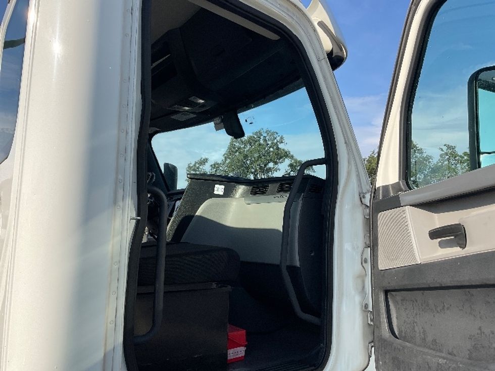 Day Cab Tractor-Heavy Duty Tractors-Freightliner-2020-T11664ST-Tampa-FL-325,424\n\t\tmiles-$ 55,000 - Image 12
