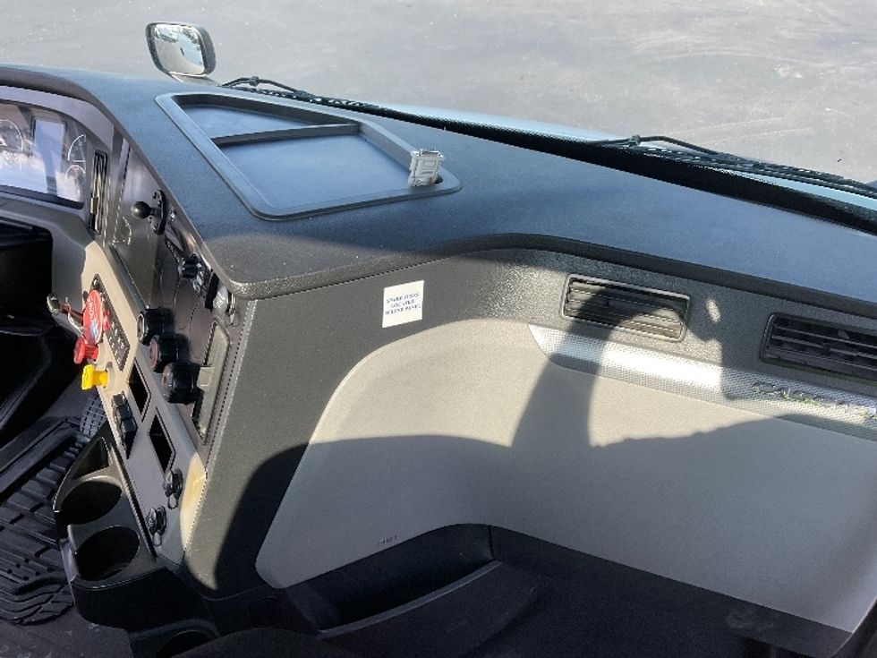 Day Cab Tractor-Heavy Duty Tractors-Freightliner-2020-T11664ST-Tampa-FL-325,424\n\t\tmiles-$ 55,000 - Image 13