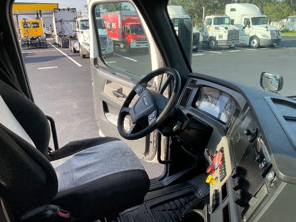 Day Cab Tractor-Heavy Duty Tractors-Freightliner-2020-T11664ST-Tampa-FL-325,424\n\t\tmiles-$ 55,000 - Image 14