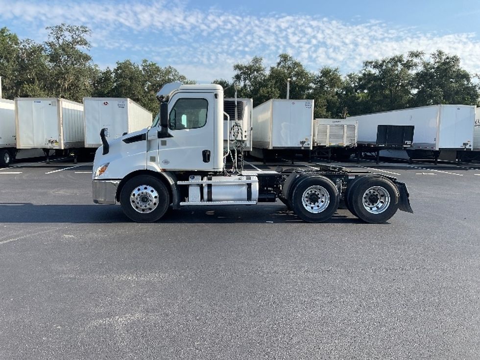 Day Cab Tractor-Heavy Duty Tractors-Freightliner-2020-T11664ST-Tampa-FL-325,424\n\t\tmiles-$ 55,000 - Image 4