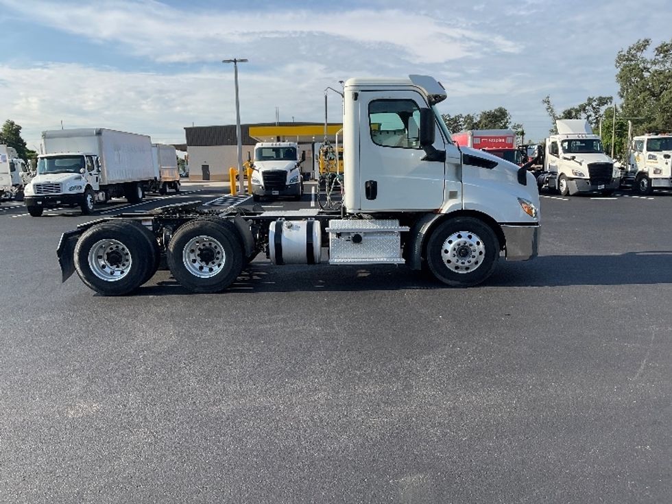 Day Cab Tractor-Heavy Duty Tractors-Freightliner-2020-T11664ST-Tampa-FL-325,424\n\t\tmiles-$ 55,000 - Image 8