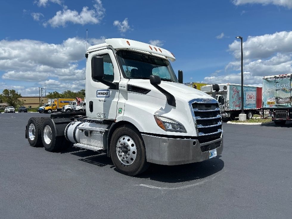 Day Cab Tractor-Heavy Duty Tractors-Freightliner-2020-T11664ST-Tampa-FL-344,658\n\t\tmiles-$ 53,000 - Image 1
