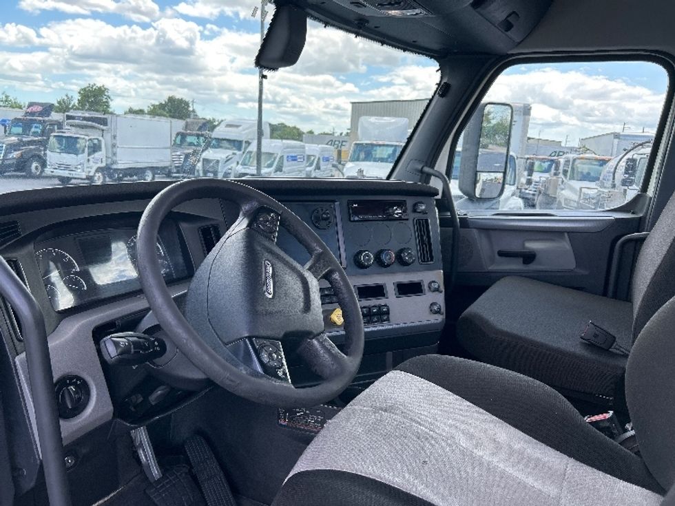 Day Cab Tractor-Heavy Duty Tractors-Freightliner-2020-T11664ST-Tampa-FL-344,658\n\t\tmiles-$ 53,000 - Image 10
