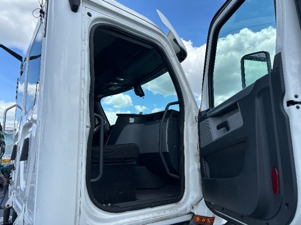 Day Cab Tractor-Heavy Duty Tractors-Freightliner-2020-T11664ST-Tampa-FL-344,658\n\t\tmiles-$ 53,000 - Image 12