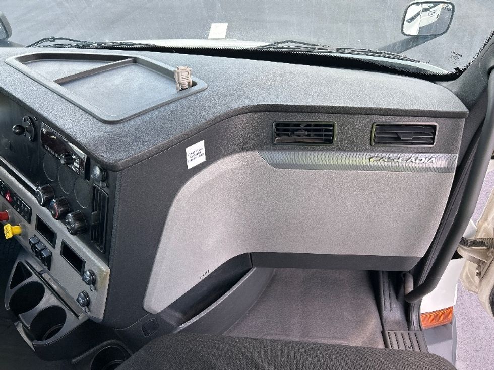 Day Cab Tractor-Heavy Duty Tractors-Freightliner-2020-T11664ST-Tampa-FL-344,658\n\t\tmiles-$ 53,000 - Image 13