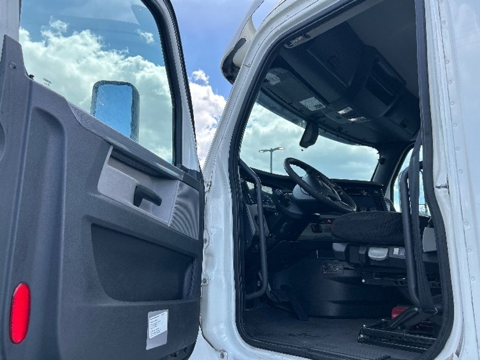 Day Cab Tractor-Heavy Duty Tractors-Freightliner-2020-T11664ST-Tampa-FL-344,658\n\t\tmiles-$ 53,000 - Image 9