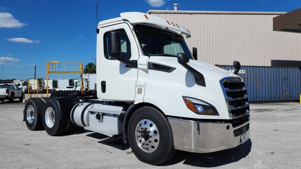 Day Cab Tractor-Heavy Duty Tractors-Freightliner-2020-T11664ST-Tampa-FL-389,287\n\t\tmiles-$ 51,250 - Image 1