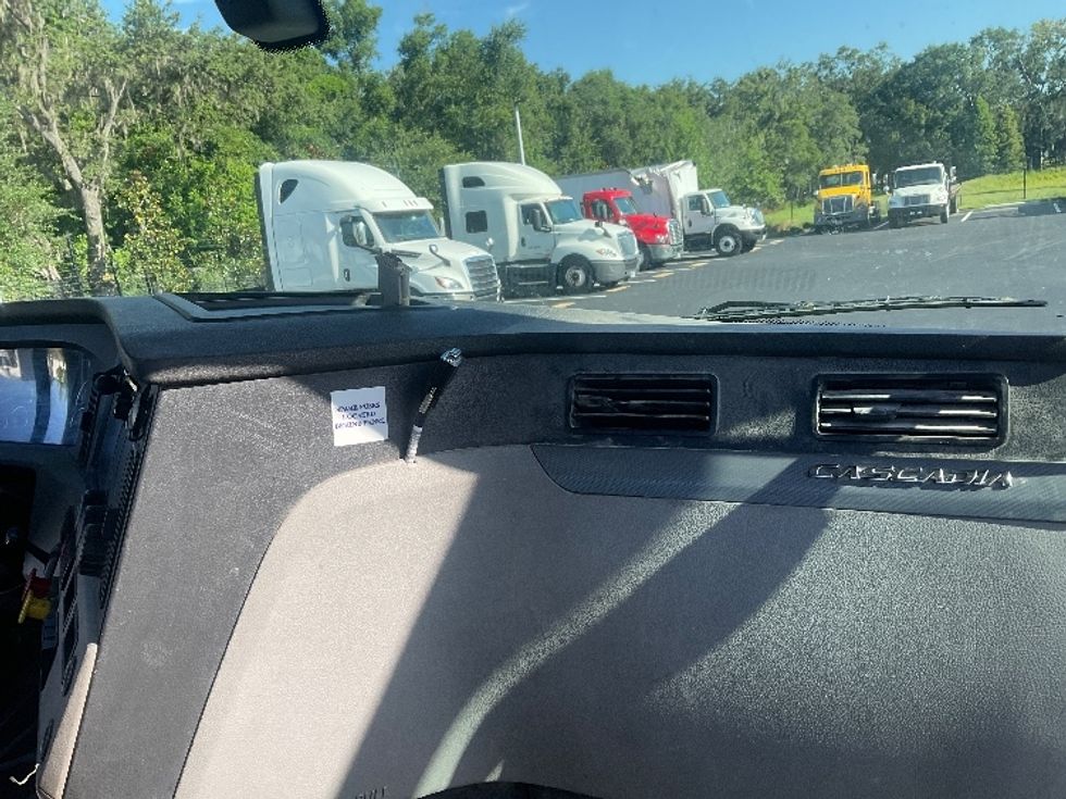 Day Cab Tractor-Heavy Duty Tractors-Freightliner-2020-T11664ST-Tampa-FL-389,287\n\t\tmiles-$ 51,250 - Image 13