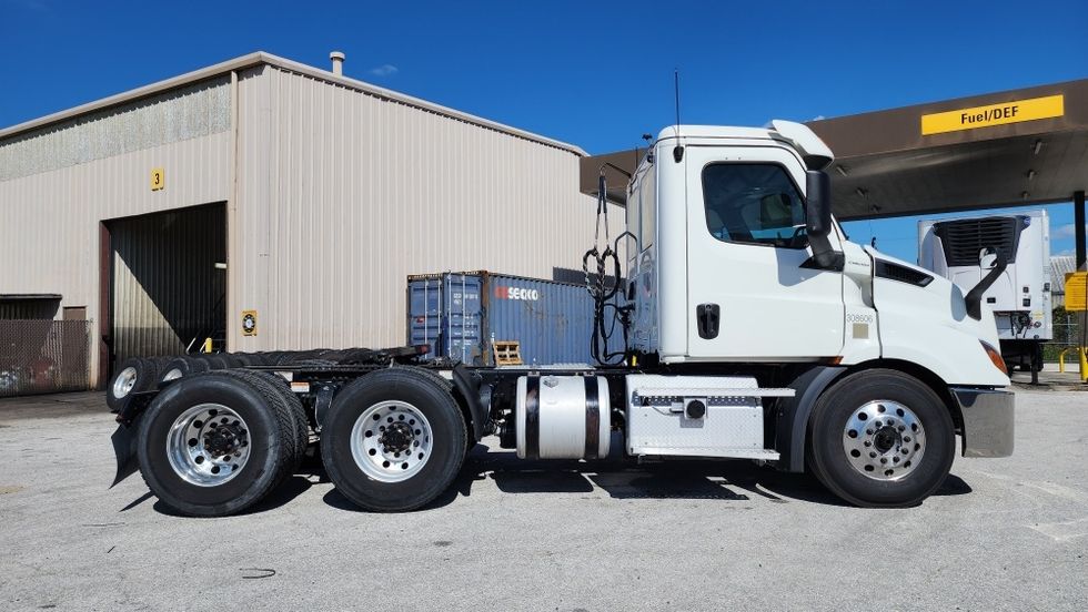 Day Cab Tractor-Heavy Duty Tractors-Freightliner-2020-T11664ST-Tampa-FL-389,287\n\t\tmiles-$ 51,250 - Image 8