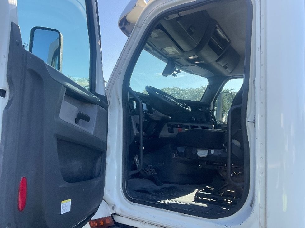 Day Cab Tractor-Heavy Duty Tractors-Freightliner-2020-T11664ST-Tampa-FL-389,287\n\t\tmiles-$ 51,250 - Image 9