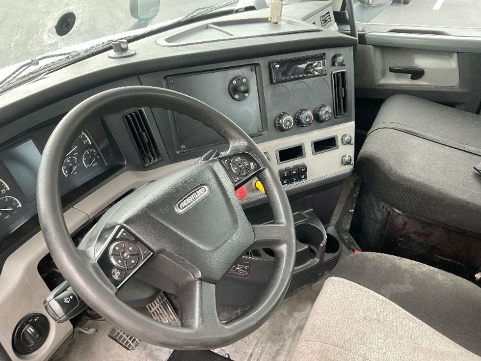 Day Cab Tractor-Heavy Duty Tractors-Freightliner-2020-T11664ST-Tampa-FL-394,914\n\t\tmiles-$ 54,000 - Image 10