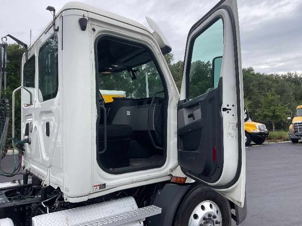 Day Cab Tractor-Heavy Duty Tractors-Freightliner-2020-T11664ST-Tampa-FL-394,914\n\t\tmiles-$ 54,000 - Image 12