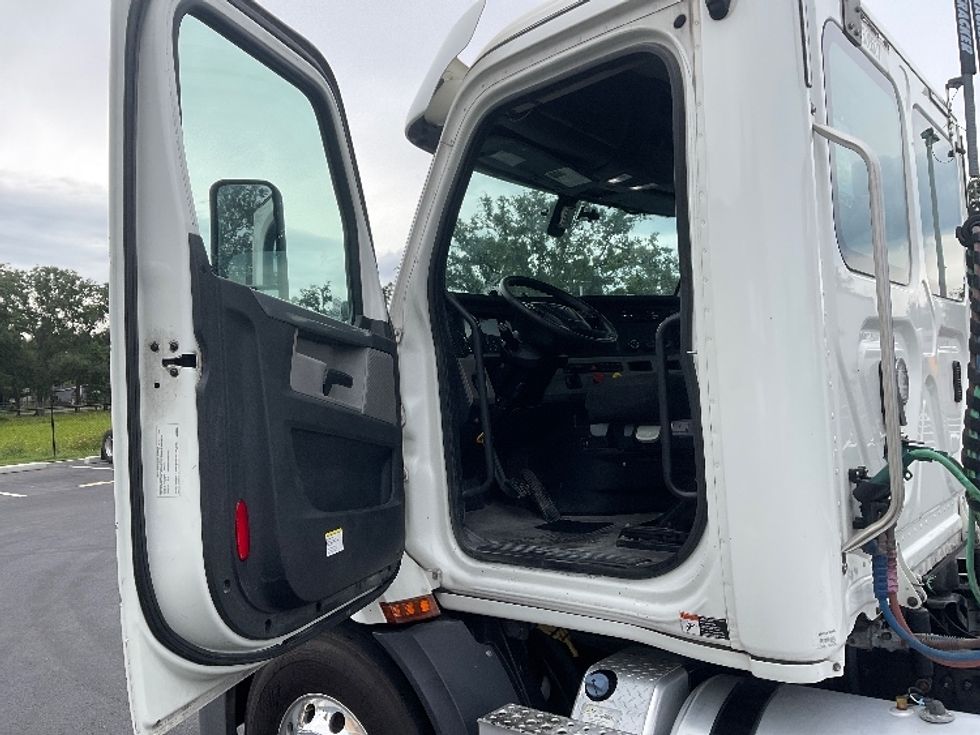 Day Cab Tractor-Heavy Duty Tractors-Freightliner-2020-T11664ST-Tampa-FL-394,914\n\t\tmiles-$ 54,000 - Image 9