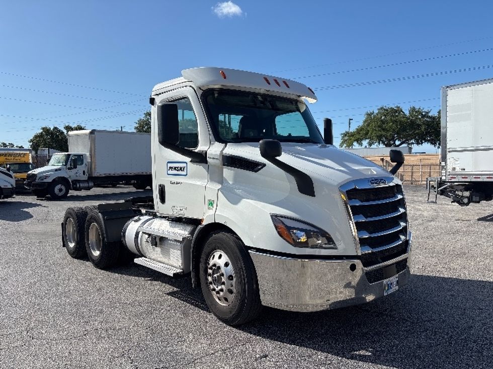 Day Cab Tractor-Heavy Duty Tractors-Freightliner-2020-T11664ST-Tampa-FL-421,130\n\t\tmiles-$ 48,750 - Image 1