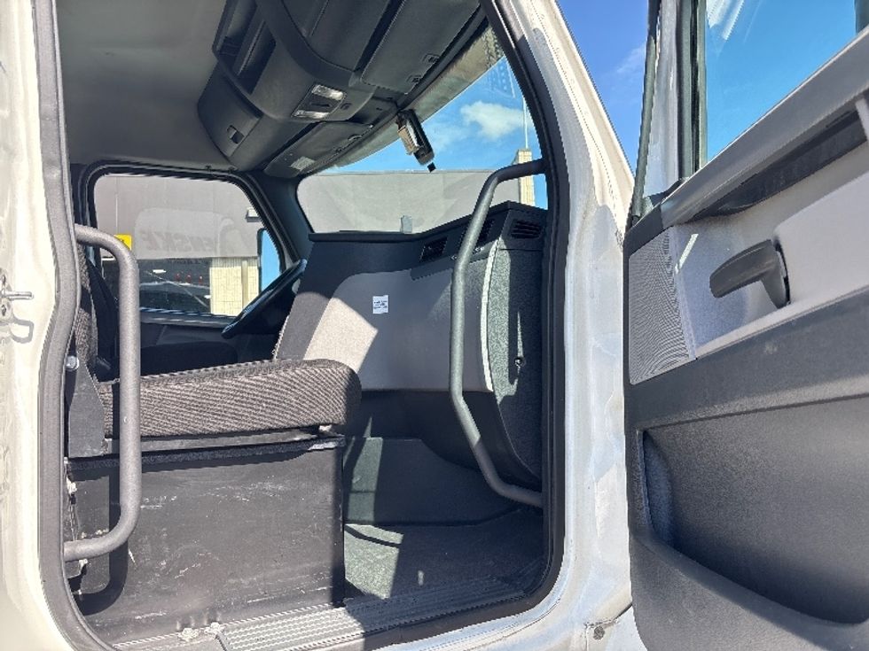 Day Cab Tractor-Heavy Duty Tractors-Freightliner-2020-T11664ST-Tampa-FL-421,130\n\t\tmiles-$ 48,750 - Image 12