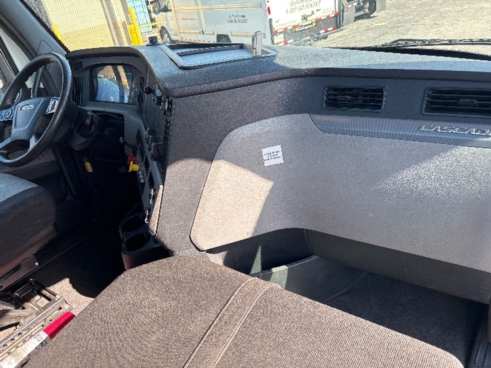 Day Cab Tractor-Heavy Duty Tractors-Freightliner-2020-T11664ST-Tampa-FL-421,130\n\t\tmiles-$ 48,750 - Image 13