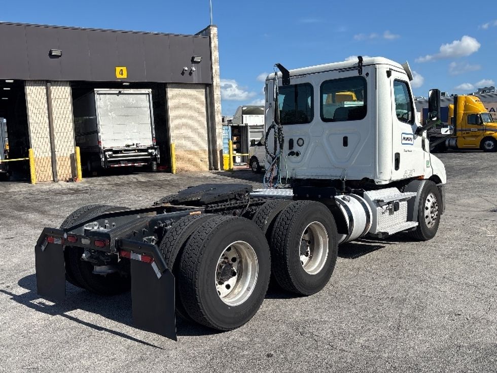 Day Cab Tractor-Heavy Duty Tractors-Freightliner-2020-T11664ST-Tampa-FL-421,130\n\t\tmiles-$ 48,750 - Image 7