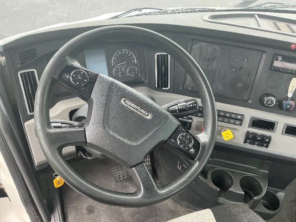 Day Cab Tractor-Heavy Duty Tractors-Freightliner-2020-T11664ST-Tampa-FL-465,865\n\t\tmiles-$ 45,500 - Image 11