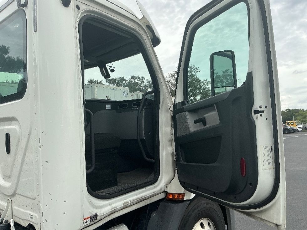 Day Cab Tractor-Heavy Duty Tractors-Freightliner-2020-T11664ST-Tampa-FL-465,865\n\t\tmiles-$ 45,500 - Image 12