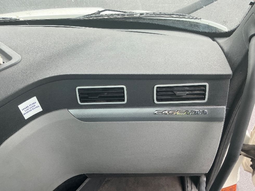 Day Cab Tractor-Heavy Duty Tractors-Freightliner-2020-T11664ST-Tampa-FL-465,865\n\t\tmiles-$ 45,500 - Image 13