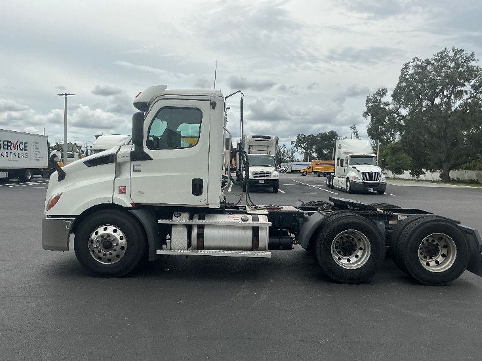 Day Cab Tractor-Heavy Duty Tractors-Freightliner-2020-T11664ST-Tampa-FL-465,865\n\t\tmiles-$ 45,500 - Image 4