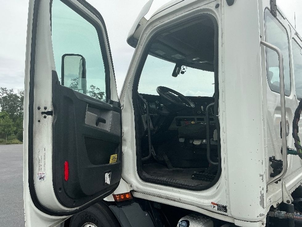 Day Cab Tractor-Heavy Duty Tractors-Freightliner-2020-T11664ST-Tampa-FL-465,865\n\t\tmiles-$ 45,500 - Image 9