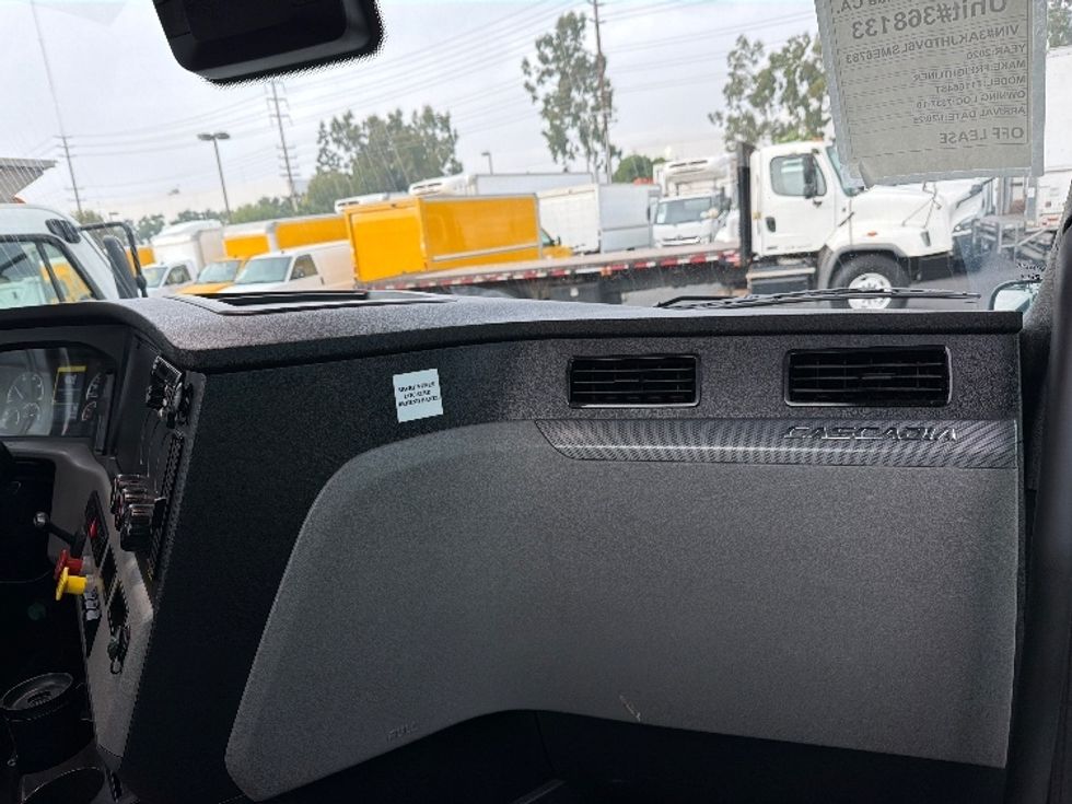 Day Cab Tractor-Heavy Duty Tractors-Freightliner-2020-T11664ST-Torrance-CA-152,454\n\t\tmiles-$ 64,000 - Image 13